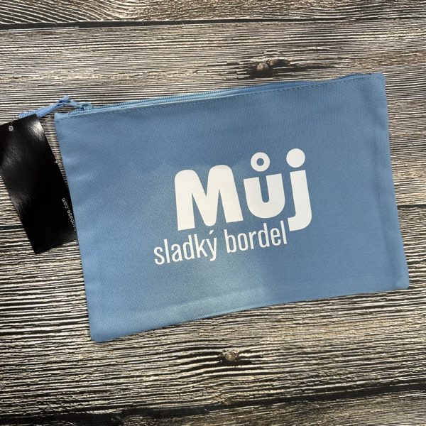DIA taštička – BAG BASE – SVĚTLE modrá s bílým nápisem: Můj sladký bordel